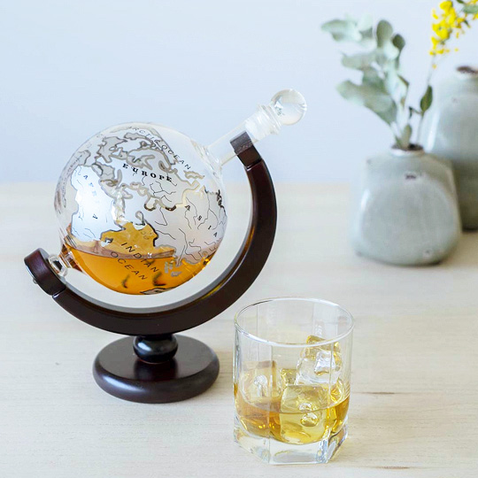 Декантер для виски с деревянной подставкой 'Globe'