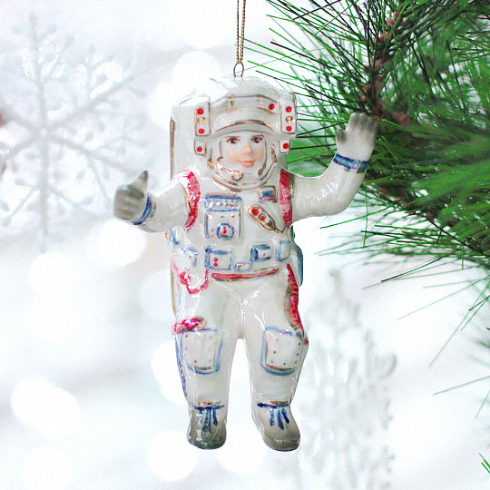 Игрушка елочная фарфоровая 'Космонавт в космосе'