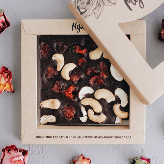 Тёмный шоколад 'Natural Sweet' - Орех кешью и вишня